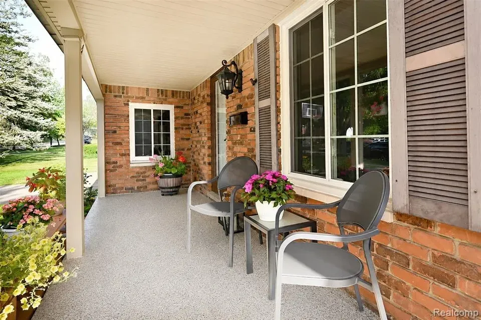 4 Bed 2 Bath Established Mid-Century Residence in Troy, MI - 2