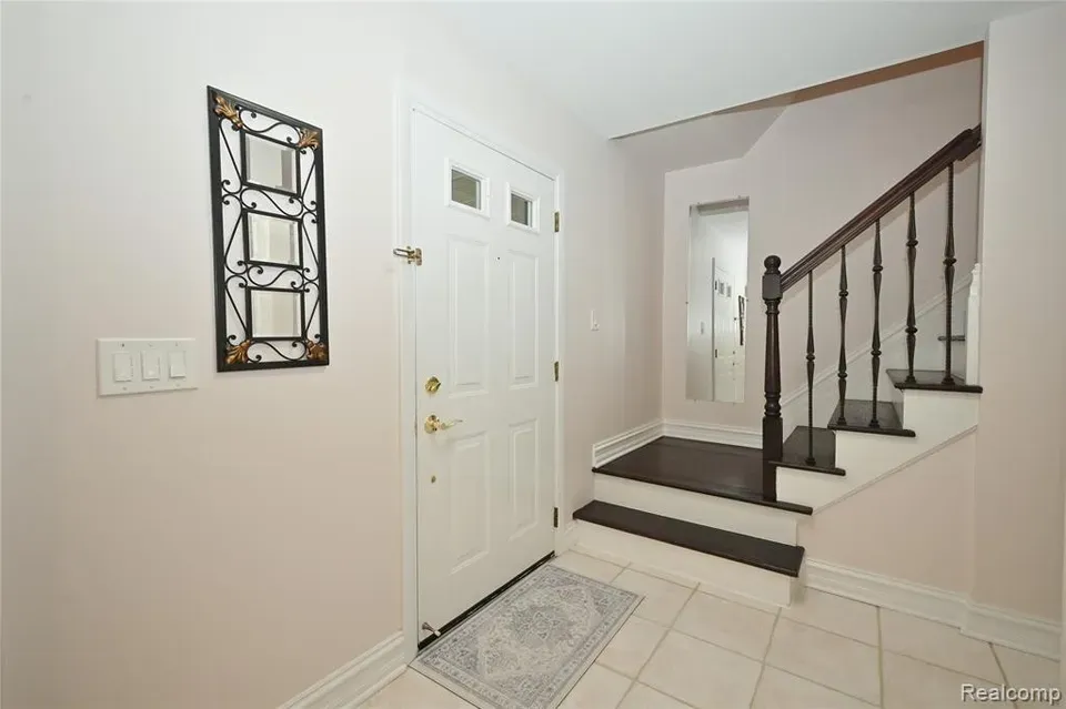 4 Bed 2 Bath Established Mid-Century Residence in Troy, MI - 3