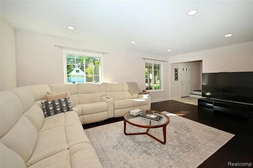4 Bed 2 Bath Established Mid-Century Residence in Troy, MI - 4