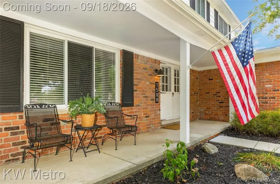 4 Bed 2 Bath Established Mid-Century Residence in Troy, MI - 3