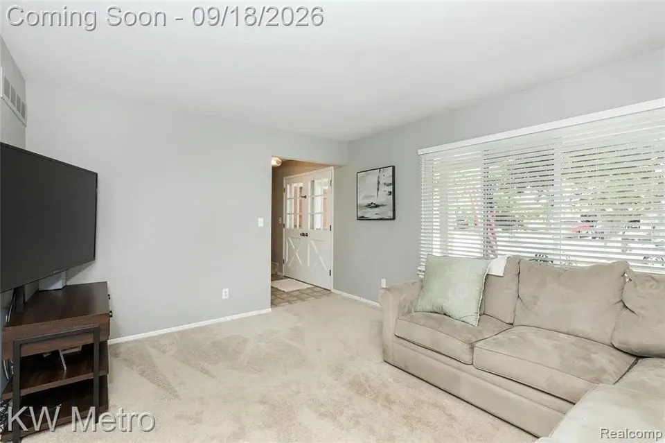 4 Bed 2 Bath Established Mid-Century Residence in Troy, MI - 4