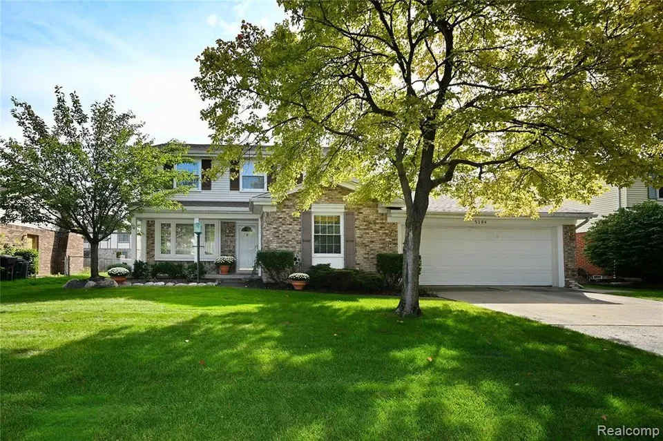 4 Bed 2 Bath Established Mid-Century Residence in Troy, MI