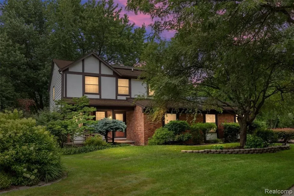 4 Bed 2 Bath Established Mid-Century Residence in Troy, MI