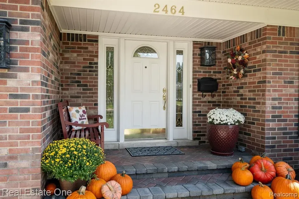 4 Bed 2 Bath Established Mid-Century Residence in Troy, MI - 2