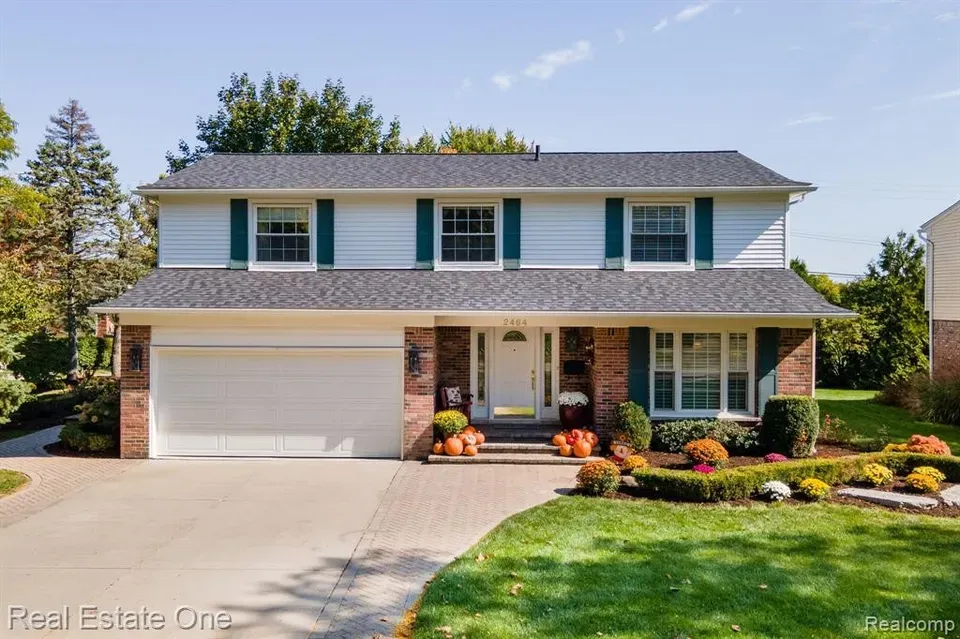 4 Bed 2 Bath Established Mid-Century Residence in Troy, MI - 3