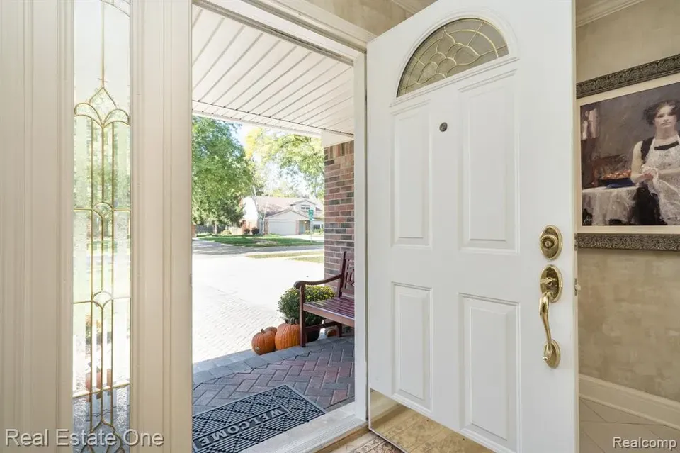 4 Bed 2 Bath Established Mid-Century Residence in Troy, MI - 4