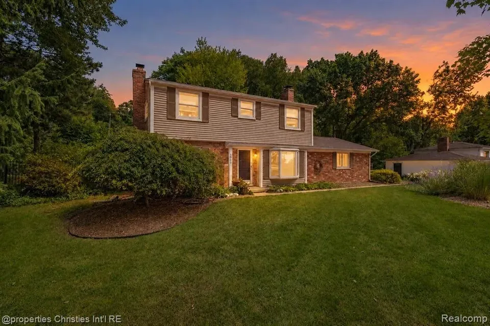 4 Bed 2 Bath Established Mid-Century Residence in Troy, MI - 1