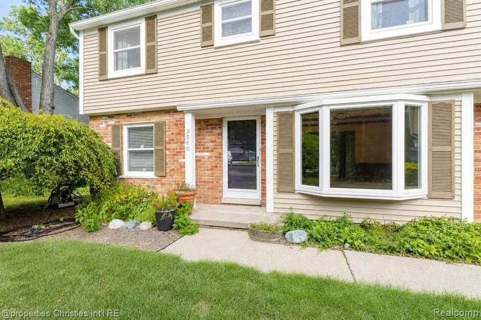 4 Bed 2 Bath Established Mid-Century Residence in Troy, MI - 2