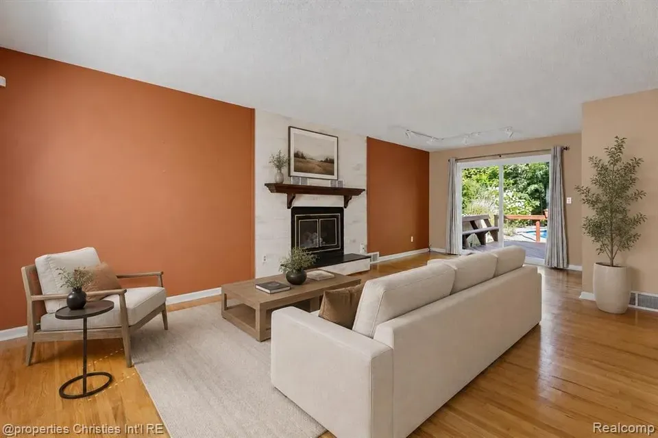 4 Bed 2 Bath Established Mid-Century Residence in Troy, MI - 3
