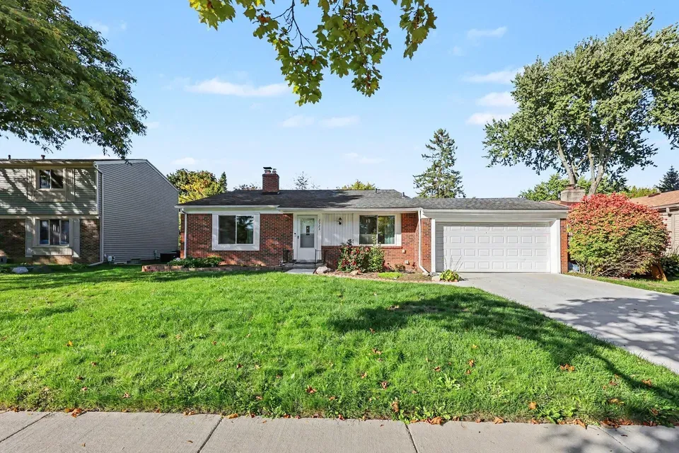 4 Bed 2 Bath Established Mid-Century Residence in Troy, MI