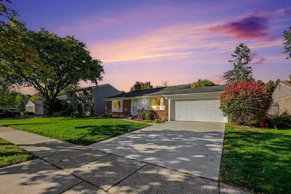 4 Bed 2 Bath Established Mid-Century Residence in Troy, MI - 2