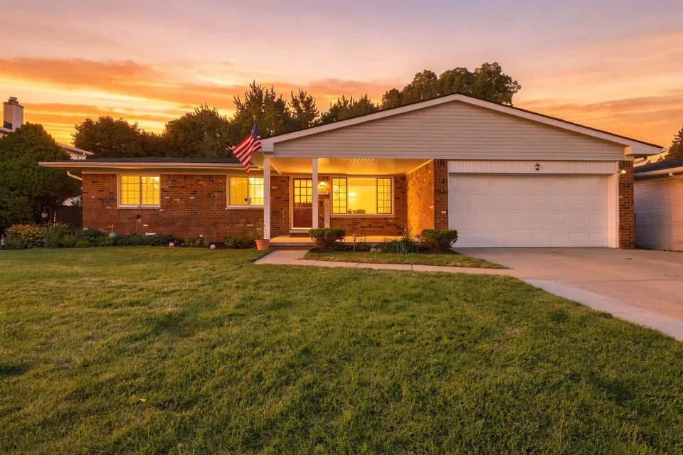 4 Bed 2 Bath Established Mid-Century Residence in Troy, MI
