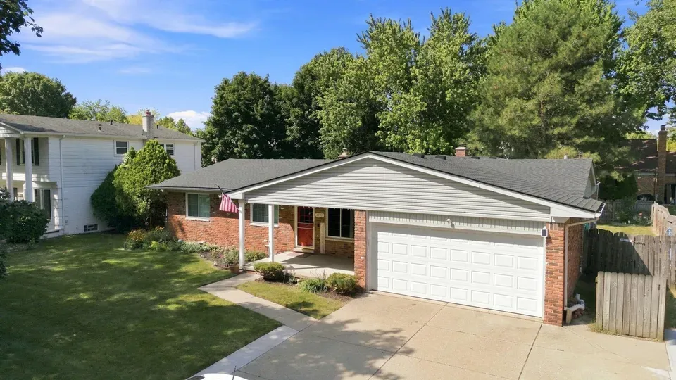 4 Bed 2 Bath Established Mid-Century Residence in Troy, MI - 2