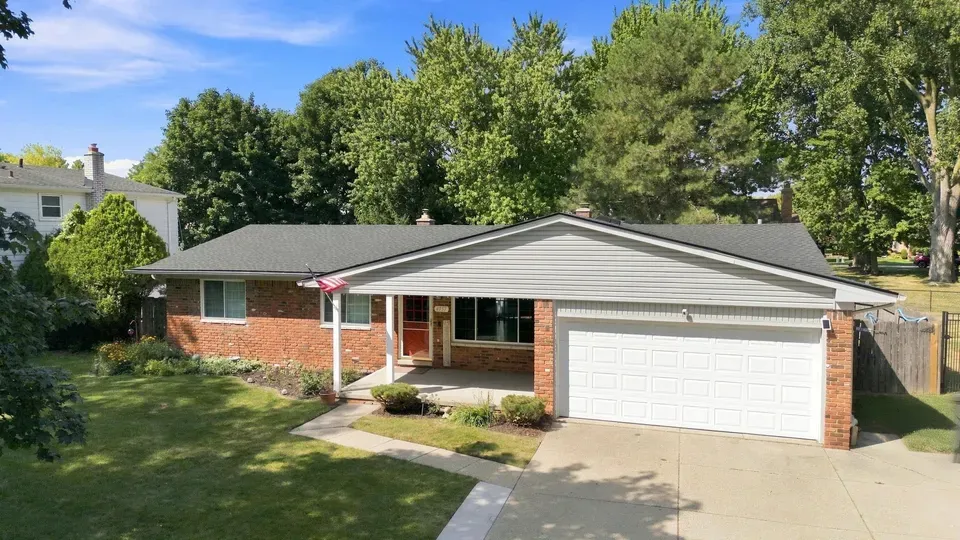 4 Bed 2 Bath Established Mid-Century Residence in Troy, MI - 3