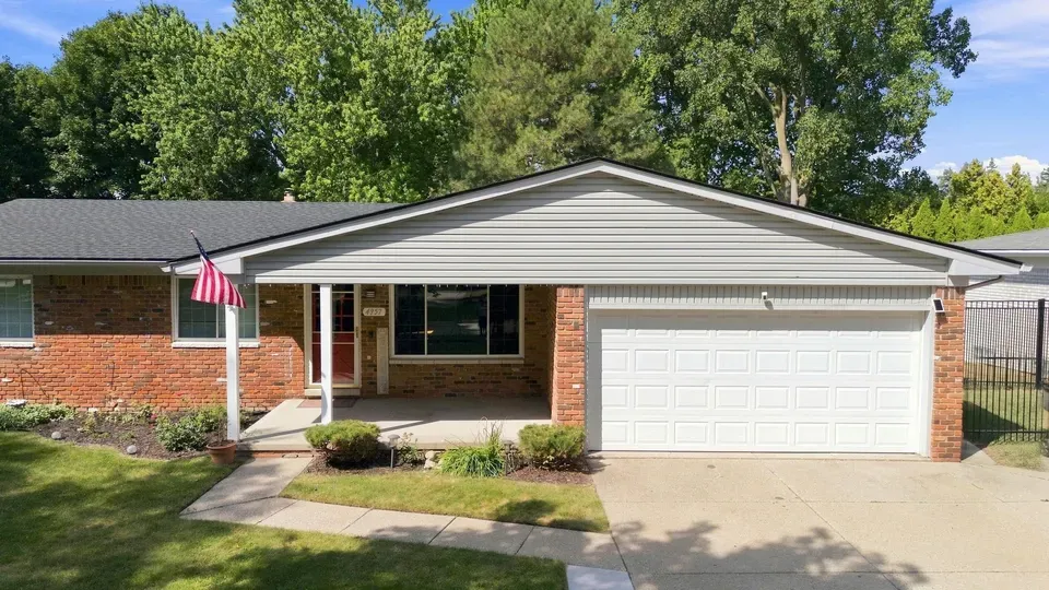 4 Bed 2 Bath Established Mid-Century Residence in Troy, MI - 4