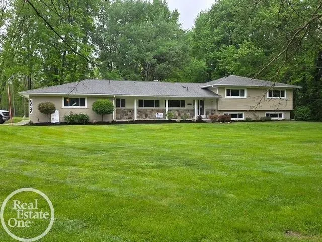4 Bed 2 Bath Established Mid-Century Residence in Troy, MI