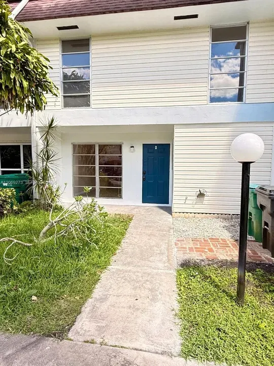 4 Bed 2 Bath Established Multi-Level Townhouse in Hollywood, FL