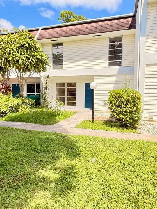 4 Bed 2 Bath Established Multi-Level Townhouse in Hollywood, FL - 2