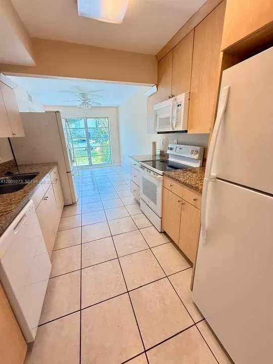 4 Bed 2 Bath Established Multi-Level Townhouse in Hollywood, FL - 3