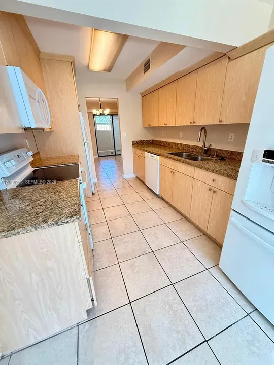 4 Bed 2 Bath Established Multi-Level Townhouse in Hollywood, FL - 4