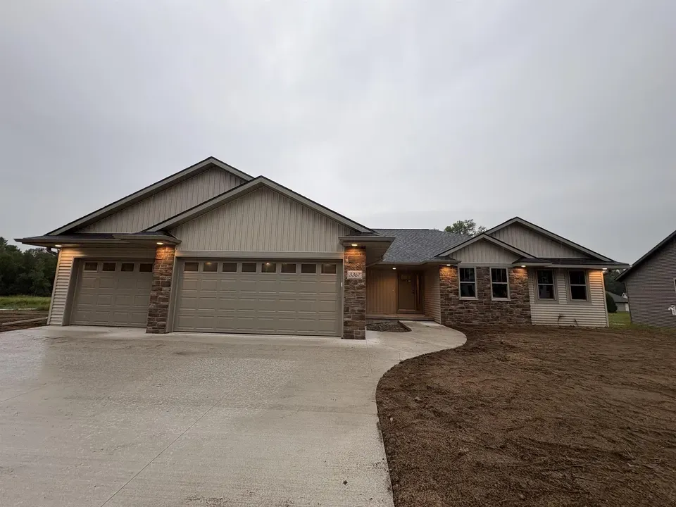 4 Bed 2 Bath Modern Contemporary Residence in Green Bay, WI