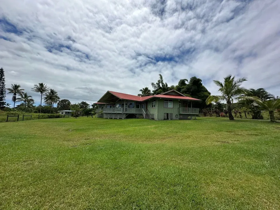 4 Bed 2 Bath Modern Contemporary Residence in Hilo, HI