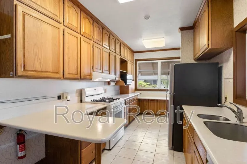 4 Bed 2 Bath Modern Contemporary Residence in Honolulu, HI - 5