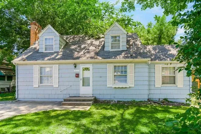 4 Bed 2 Bath Modern Contemporary Residence in Kansas City, KS