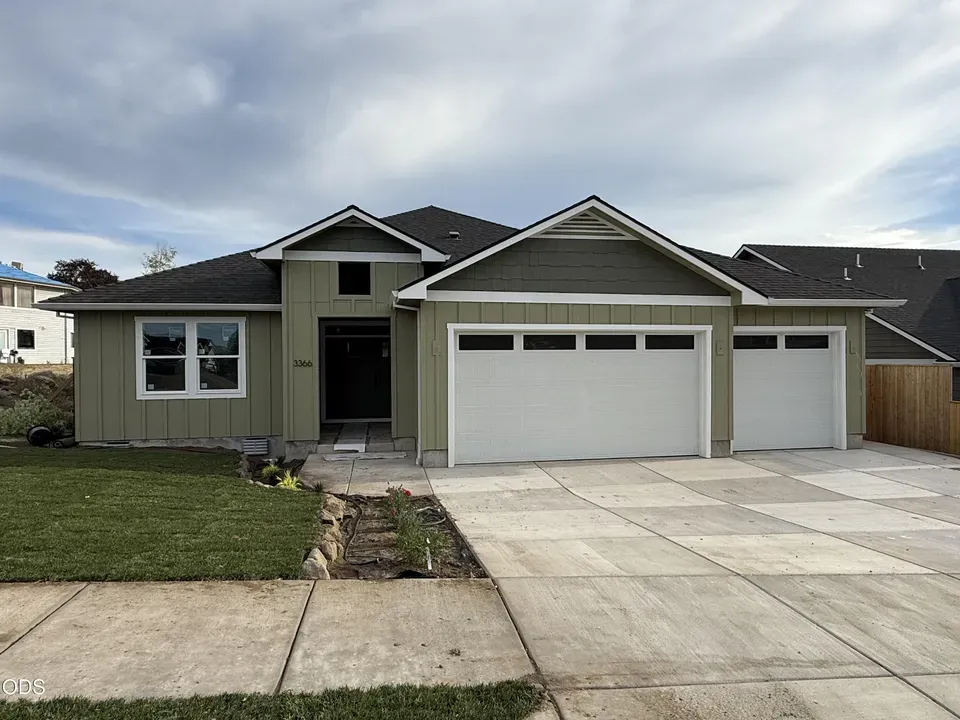 4 Bed 2 Bath Modern Contemporary Residence in Medford, OR