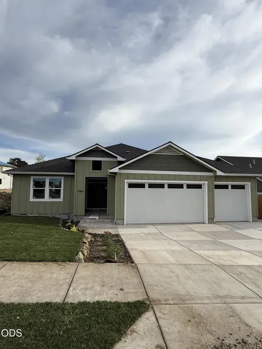 4 Bed 2 Bath Modern Contemporary Residence in Medford, OR - 2