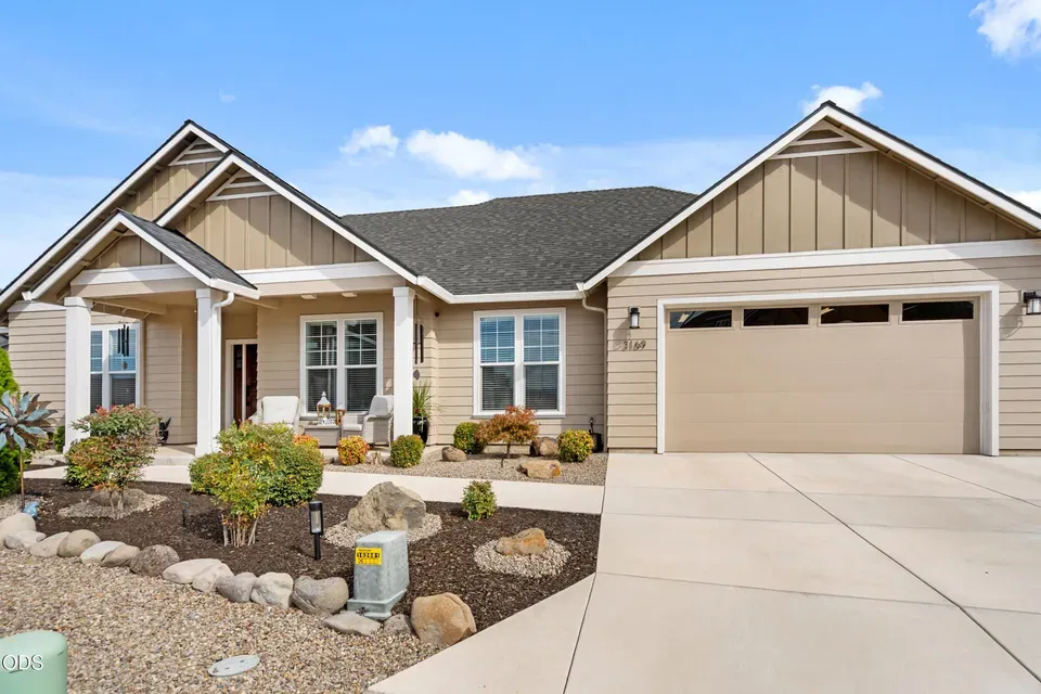 4 Bed 2 Bath Modern Contemporary Residence in Medford, OR - 1