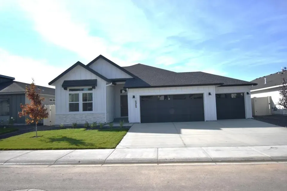 4 Bed 2 Bath Modern Contemporary Residence in Meridian, ID - 1