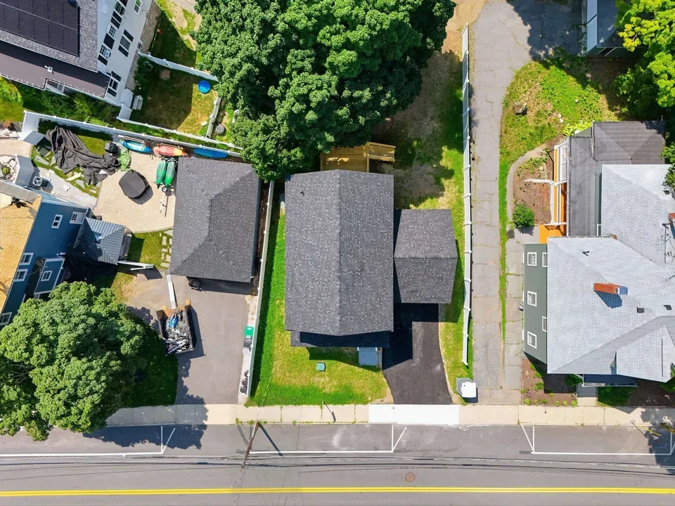4 Bed 2 Bath Modern Contemporary Residence in Nashua, NH - 5