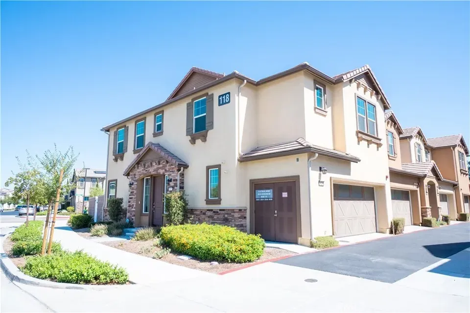 4 Bed 2 Bath Modern Contemporary Residence in Temecula, CA
