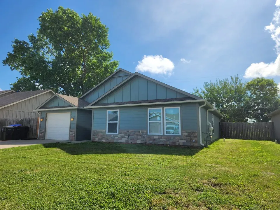 4 Bed 2 Bath Modern Contemporary Residence in Topeka, KS - 2