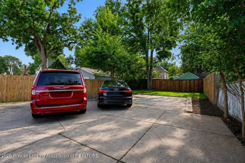 4 Bed 2 Bath Multi-Unit Residential Property in Lansing, MI - 4
