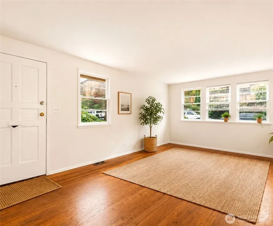 4 Bed 2 Bath Multi-Unit Residential Property in Seattle, WA - 4