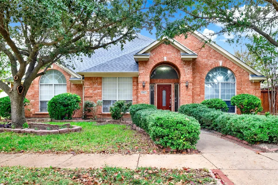 4 Bed 2 Bath Traditional Suburban Family Home in Allen, TX - 1