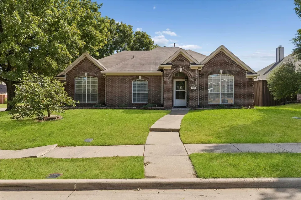 4 Bed 2 Bath Traditional Suburban Family Home in Allen, TX - 1