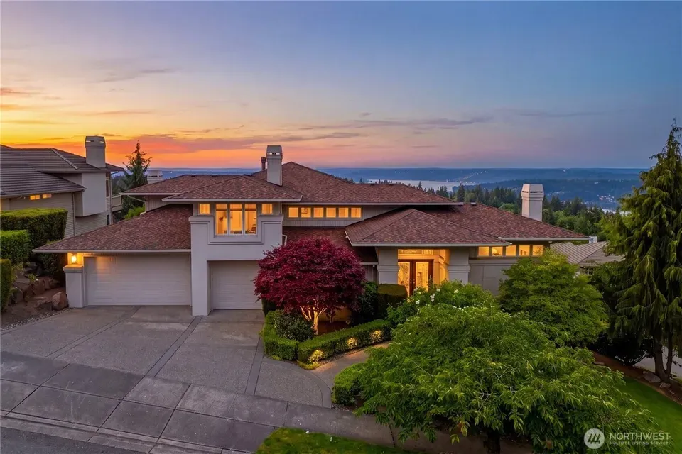 4 Bed 2 Bath Traditional Suburban Family Home in Bellevue, WA