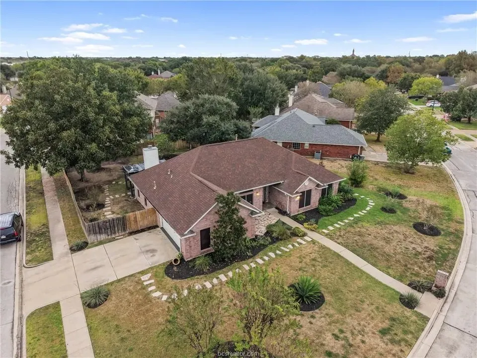 4 Bed 2 Bath Traditional Suburban Family Home in College Station, TX - 2