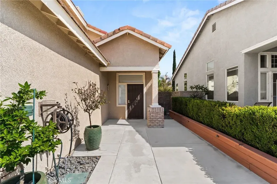4 Bed 2 Bath Traditional Suburban Family Home in Fontana, CA - 2