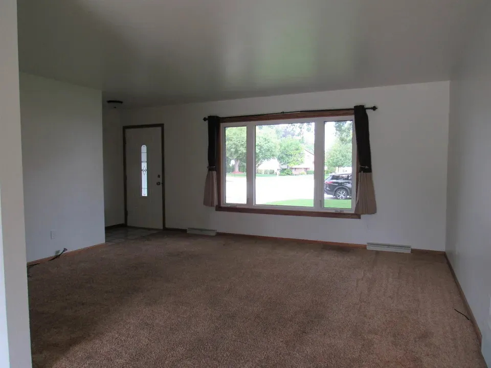 4 Bed 2 Bath Traditional Suburban Family Home in Green Bay, WI - 2