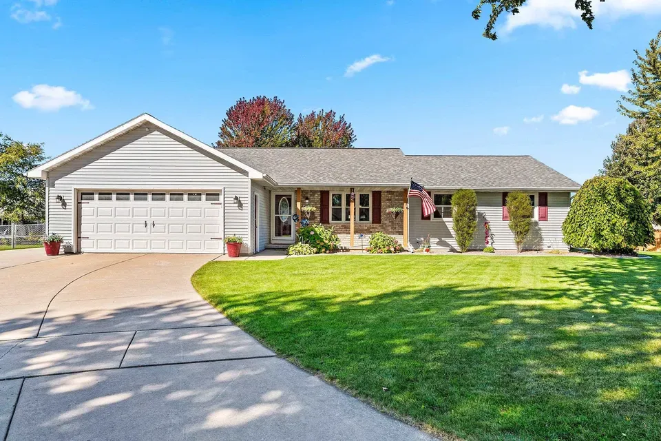 4 Bed 2 Bath Traditional Suburban Family Home in Green Bay, WI - 1