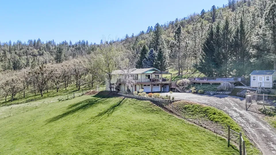 4 Bed 2 Bath Traditional Suburban Family Home in Medford, OR - 1