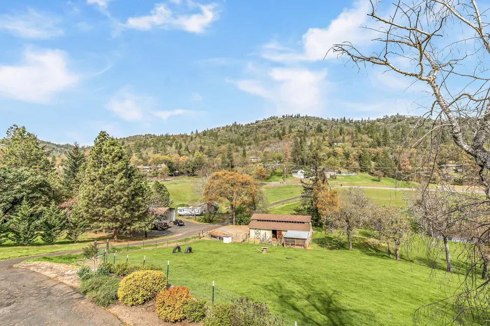 4 Bed 2 Bath Traditional Suburban Family Home in Medford, OR - 2
