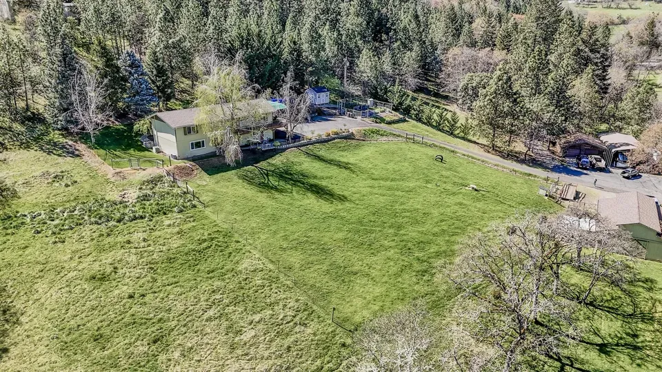 4 Bed 2 Bath Traditional Suburban Family Home in Medford, OR - 3
