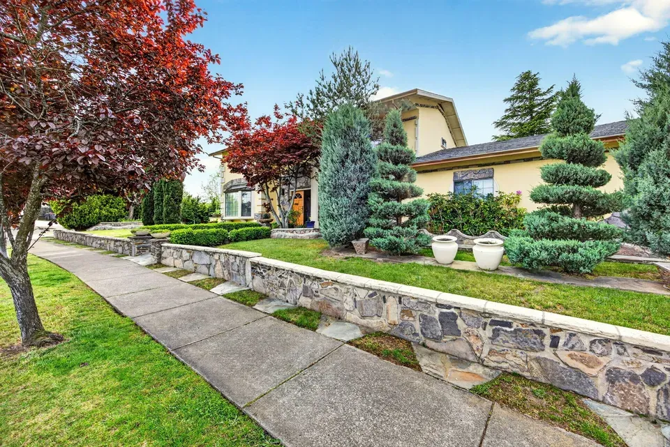 4 Bed 2 Bath Traditional Suburban Family Home in Medford, OR - 1