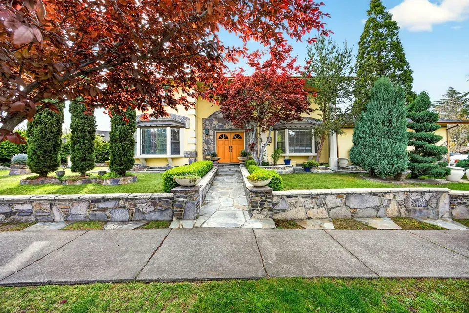 4 Bed 2 Bath Traditional Suburban Family Home in Medford, OR - 2