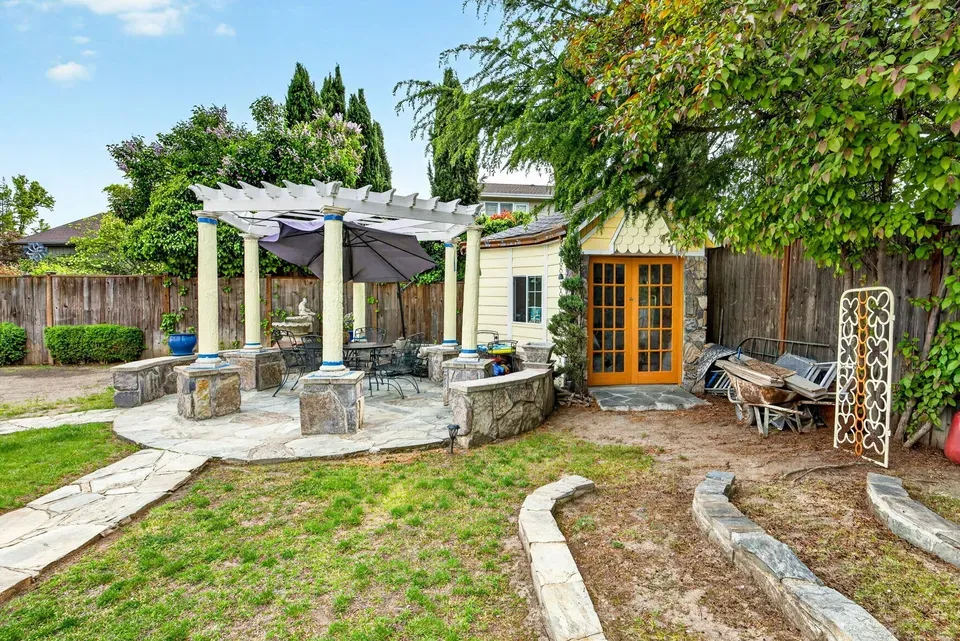 4 Bed 2 Bath Traditional Suburban Family Home in Medford, OR - 4